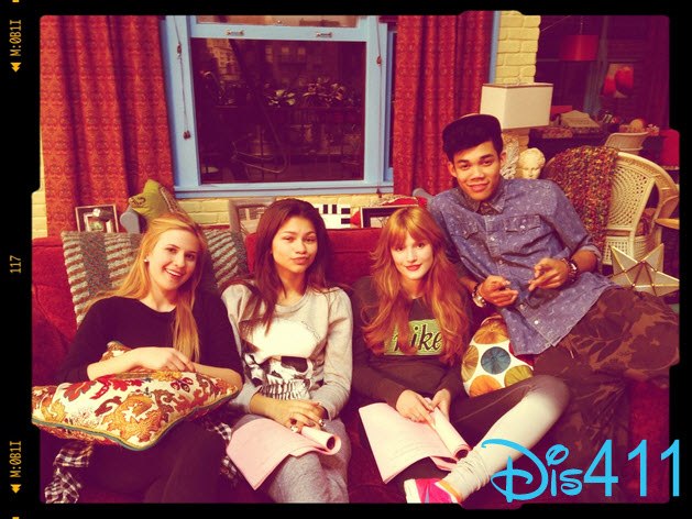 Японский продукт(OST Taнцевальная лихорадка:Сделано в Японии), Bella Thorne & Zendaya
