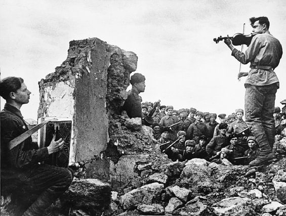 пой, гармоника, вьюге назло, заплутавшее счастье зови.. мне в холодной землянке тепло от твоей негасимой любви.., Максим Леонидов - Бьется в тесной